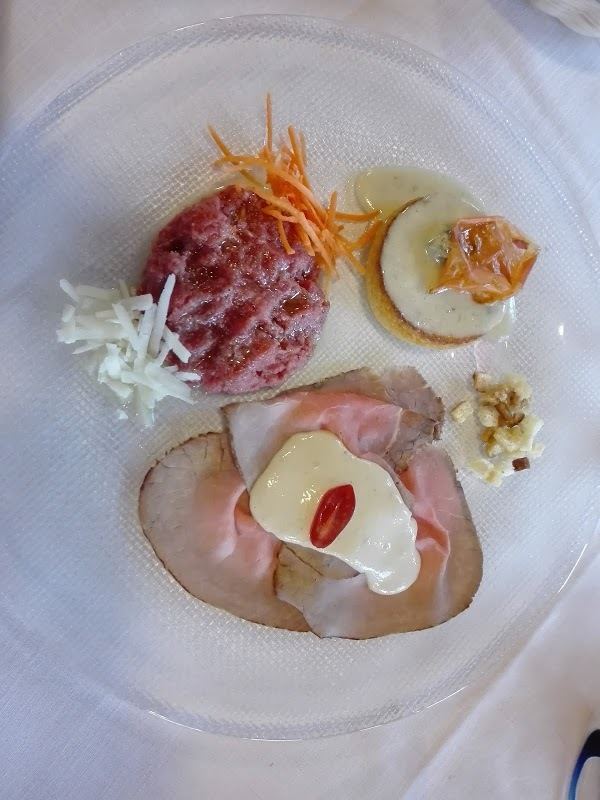 Antipasti piemontesi: battuta di carne, vitello tonnato e formaggetta