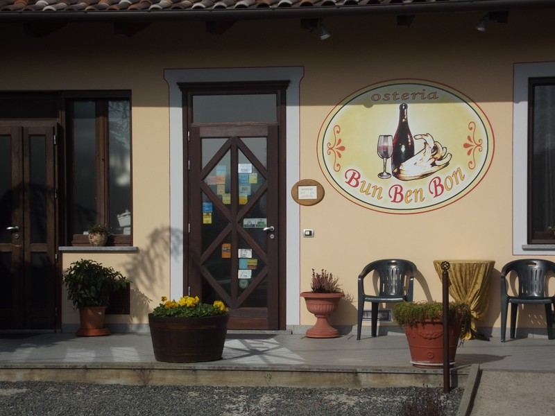 L'ingresso dell'osteria con l'insegna dipinta