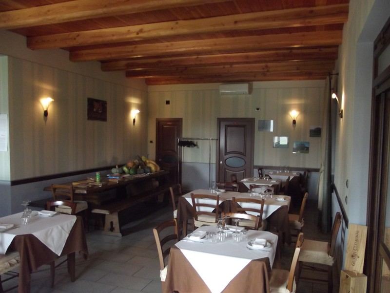 La sala interna con i tavoli apparecchiati